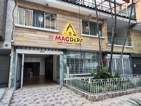 Fachada de la sede de MACDERA en Medellín