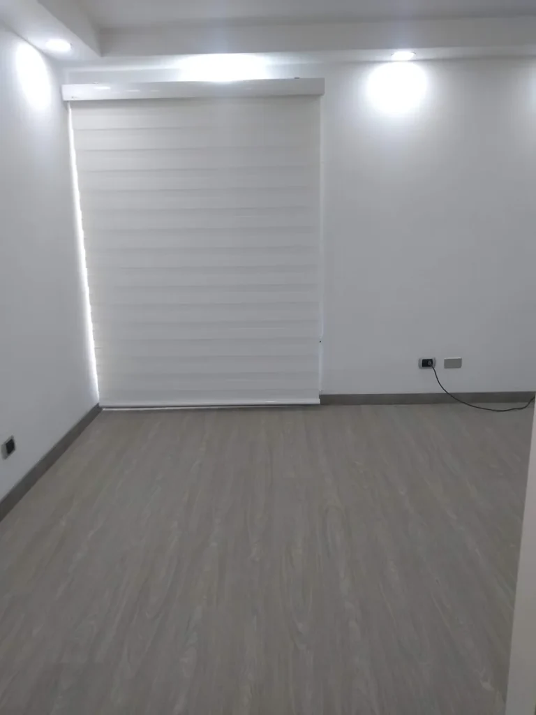 Cortina sheer elegance en una habitación blanca vacía