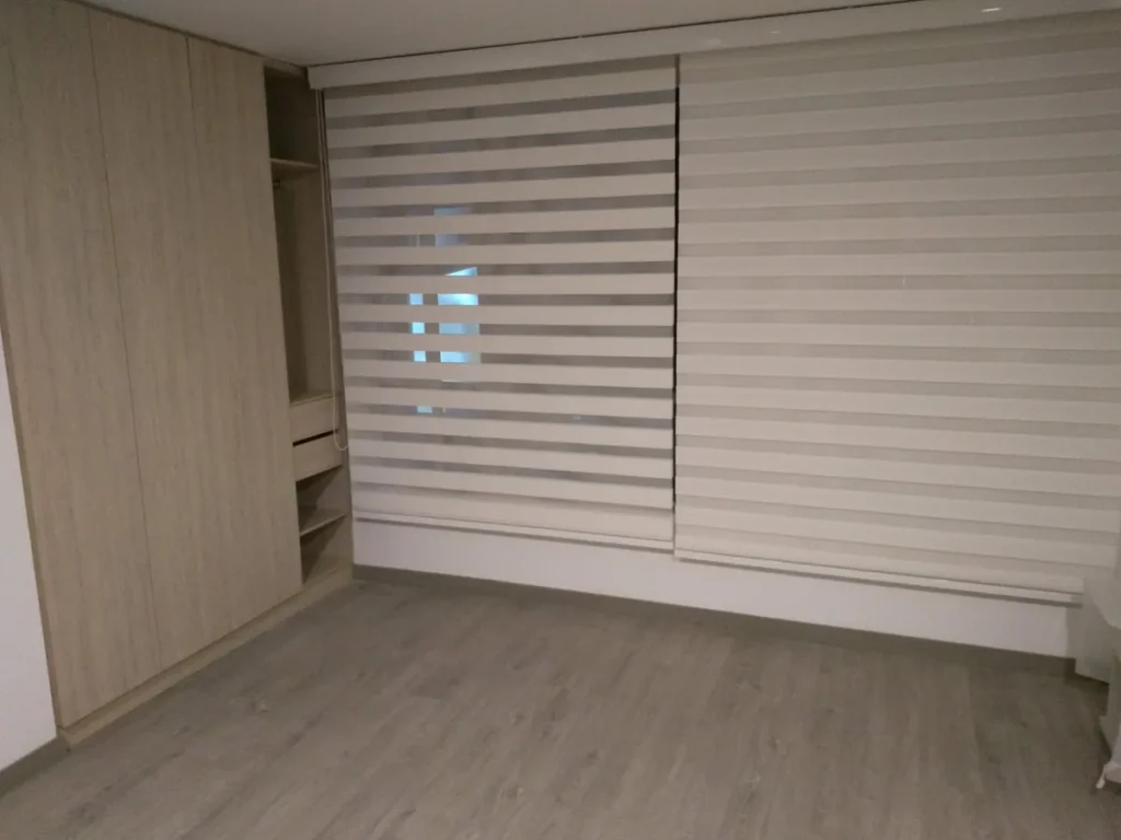 Cortinas sheer elegance blancas en una habitación con clóset y piso laminado