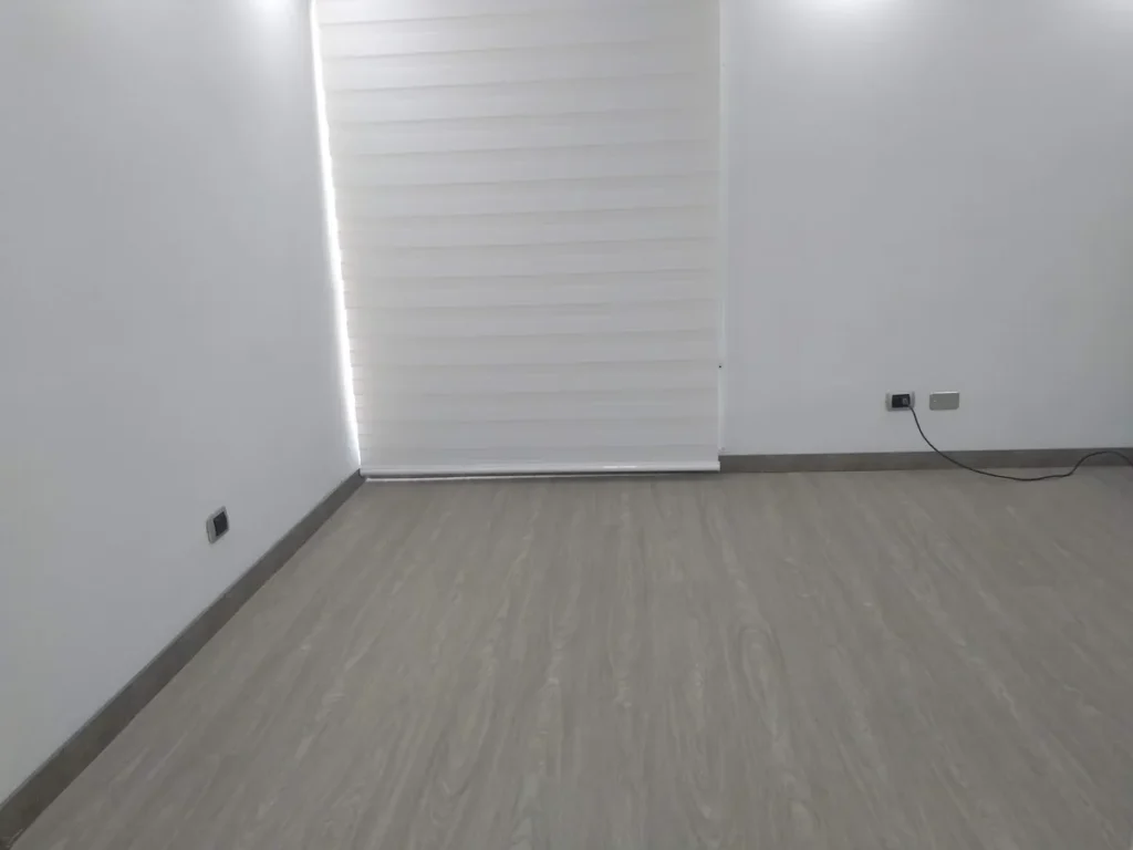 Cortina sheer elegance blanca en una habitación con piso laminado