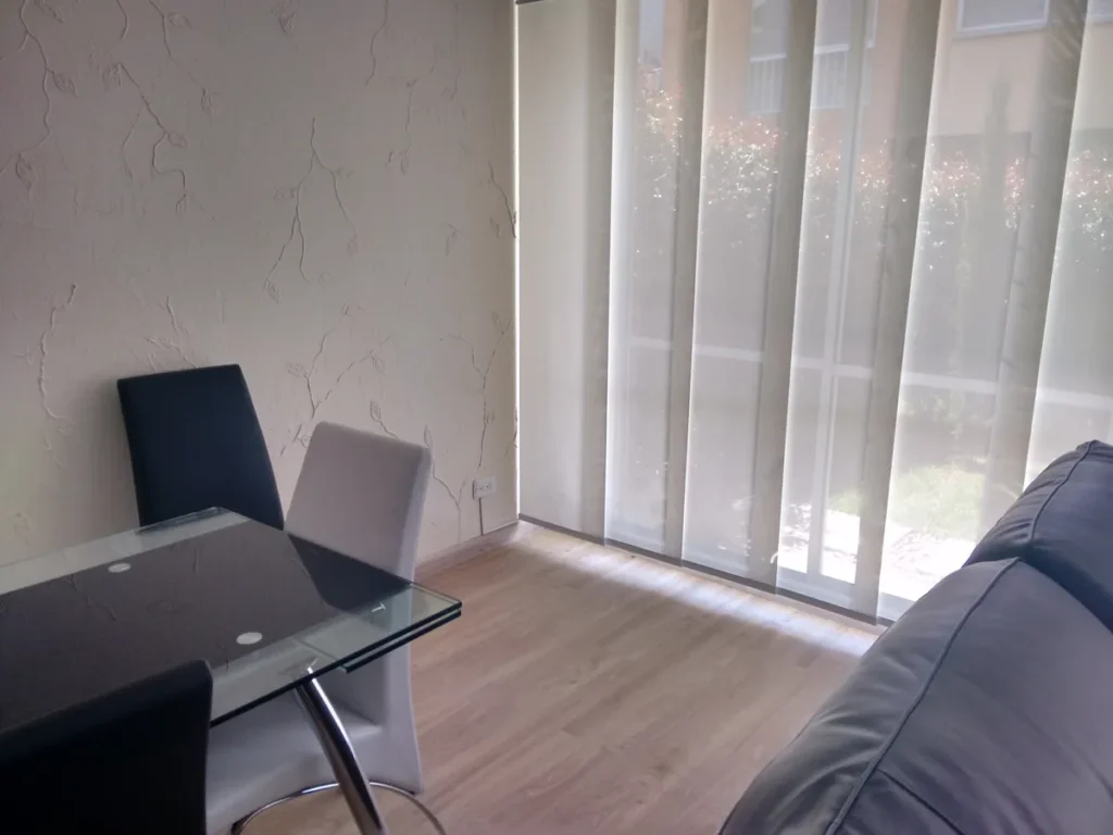 Panel japonés translúcido en el ventanal de un comedor con piso laminado
