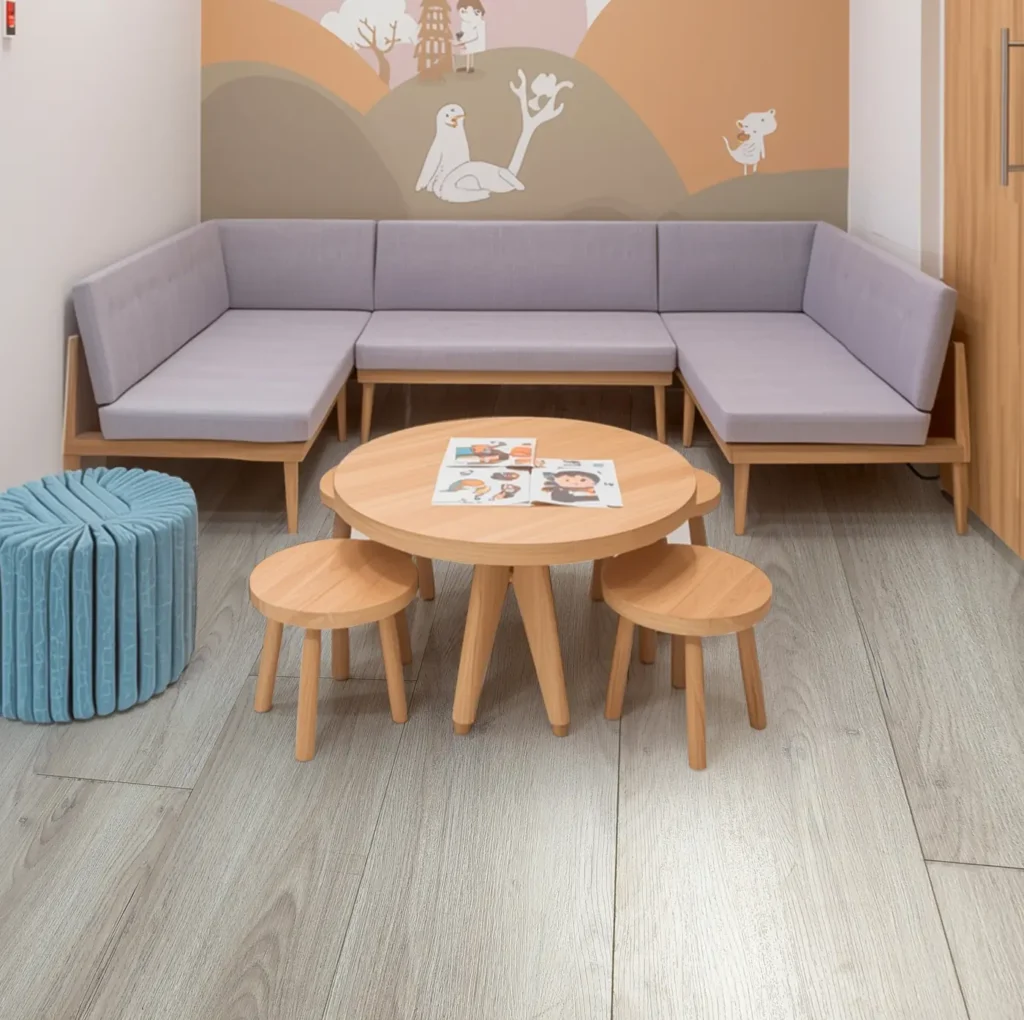 Espacio familiar con sofá y mesa infantil sobre piso laminado Hydrocore Sauce