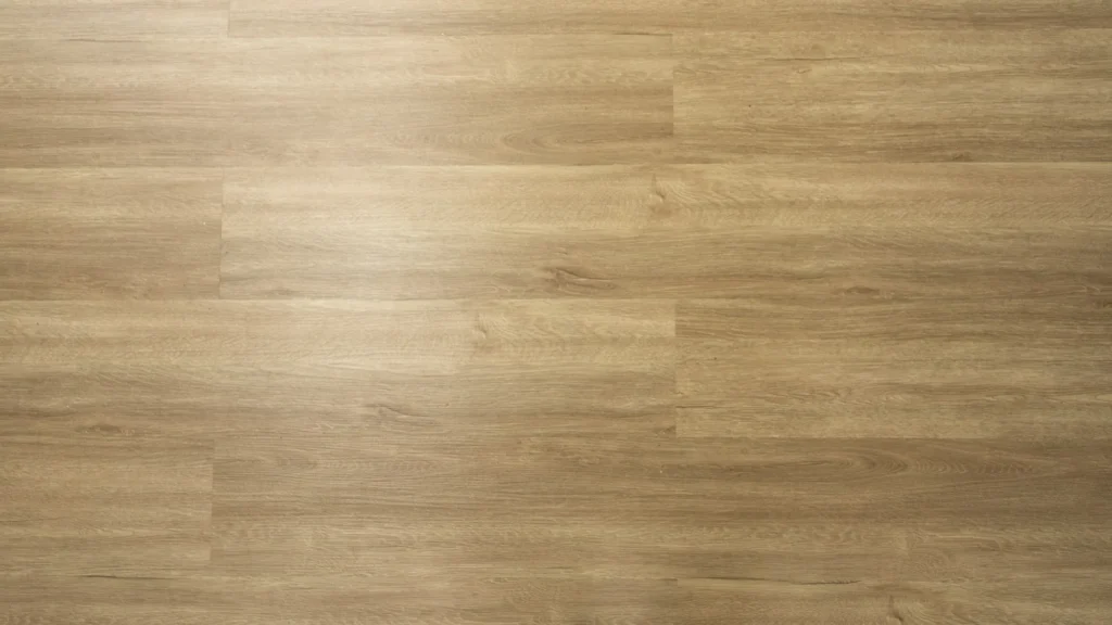 Detalle de las tablas del piso SPC 5 mm referencia Arena, madera en tono dorado suave