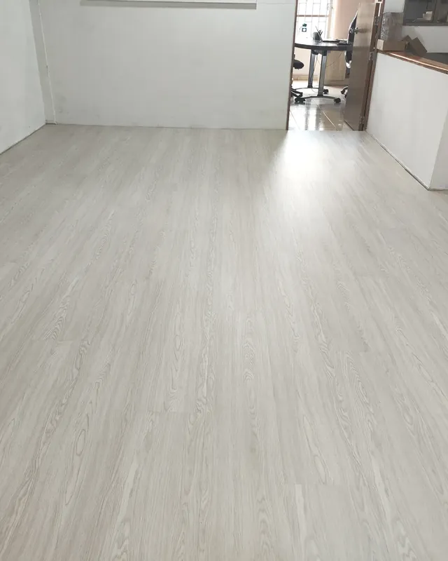 Espacio amplio y vacío con piso claro tipo madera recién instalado