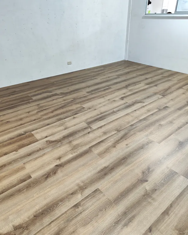 Espacio vacío con piso tipo madera natural instalado
