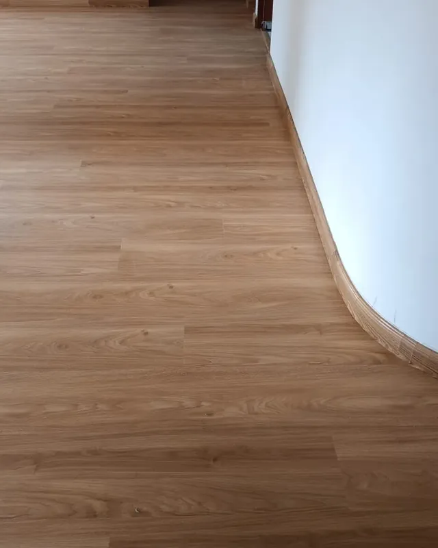Pasillo con piso SPC Trigo y guardaescobas