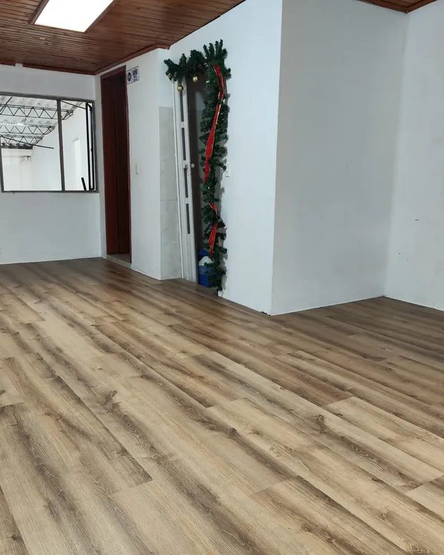 Salón amplio con piso en tono madera cálido