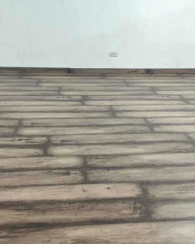 Detalle de piso tipo madera envejecida instalado
