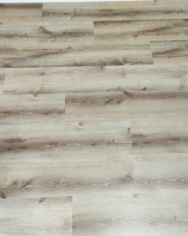 Detalle de tablas tipo madera clara recién instaladas