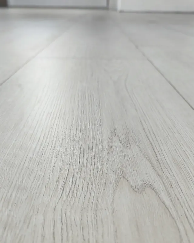 Piso claro tipo madera en un espacio amplio