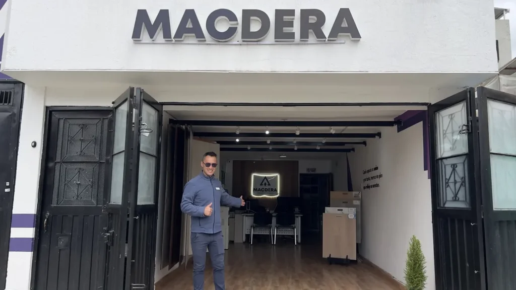 Fachada de la sede de MACDERA en Bogotá, Carrera 17 #187-29, barrio Verbenal